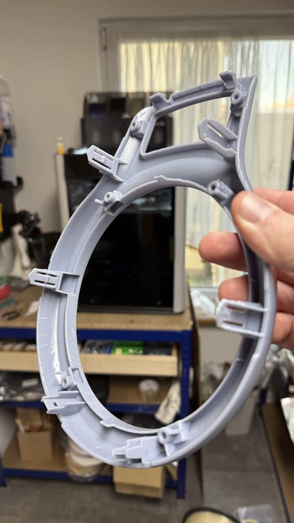 Hand hält grauen Kunststoffrahmen, SLA 3D Druck